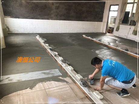 在瓷砖面上批刮澳恒专用胶泥 在瓷砖面上批刮澳恒专用胶泥