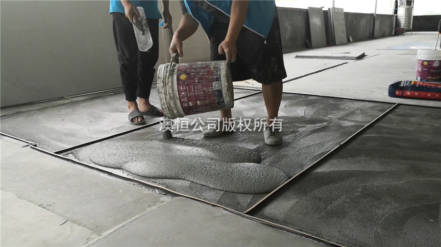 将搅拌后的无机磨石材料倾倒在地面上 将搅拌后的无机磨石材料倾倒在地面上