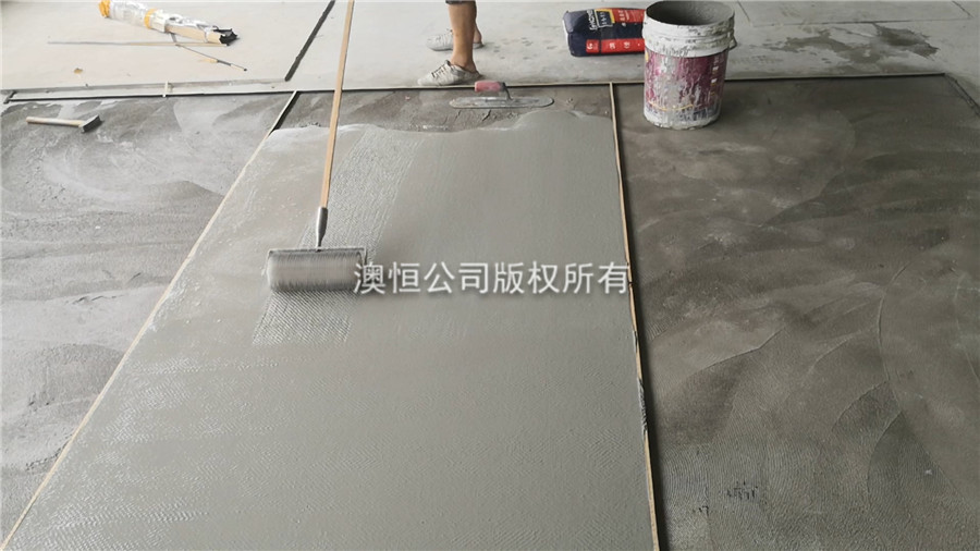 摊铺后用滚筒进行消泡处理 摊铺后用滚筒进行消泡处理