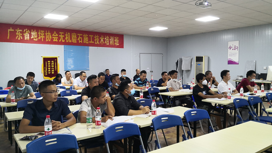 学员聚精会神听讲 学员聚精会神听讲