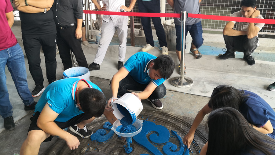 无机磨石蓝色部分摊铺 无机磨石蓝色部分摊铺