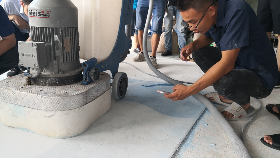 学员认真研究中 学员认真研究中