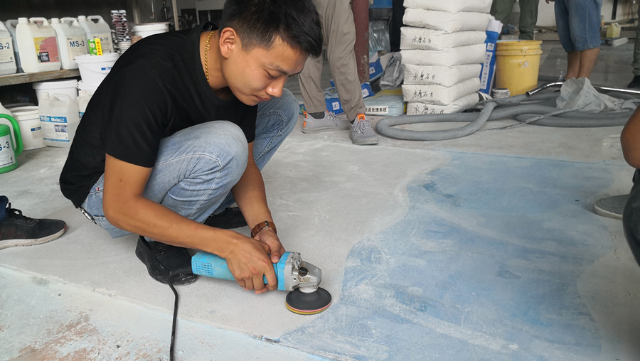 学员使用修边机进行处理 学员使用修边机进行处理