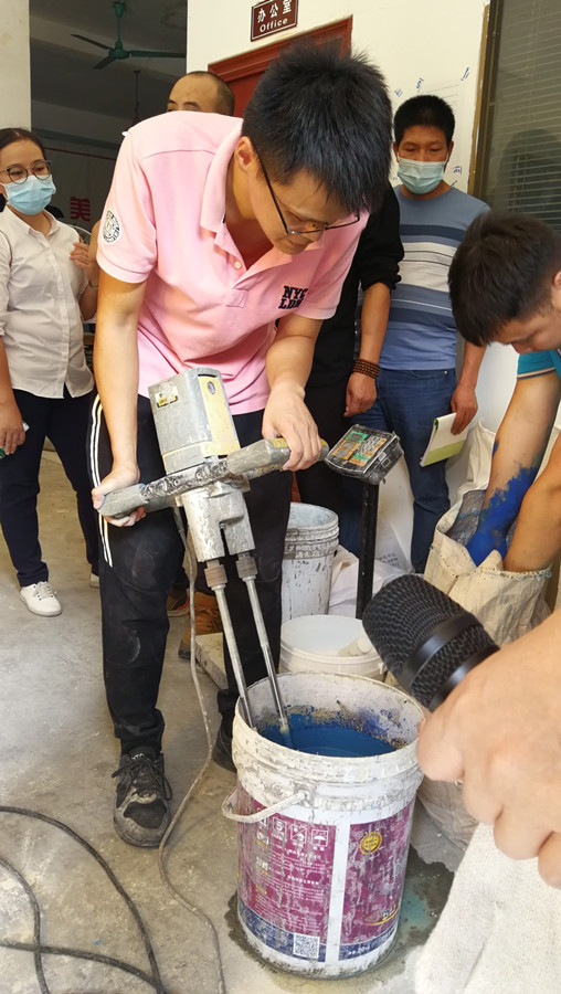 使用双头搅拌机进行搅拌