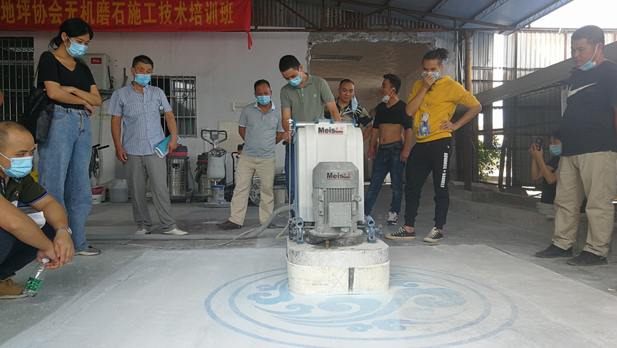 学员动手进行研磨实操
