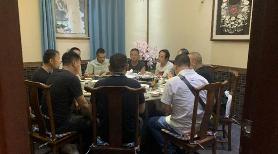 聚餐期间学员相互交流