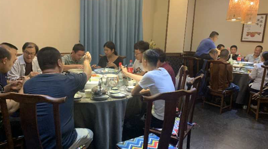 学员聚餐也不忘交流学习成果