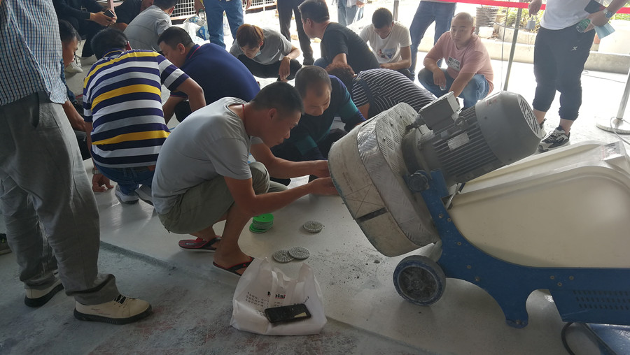 学员认真学习、研究