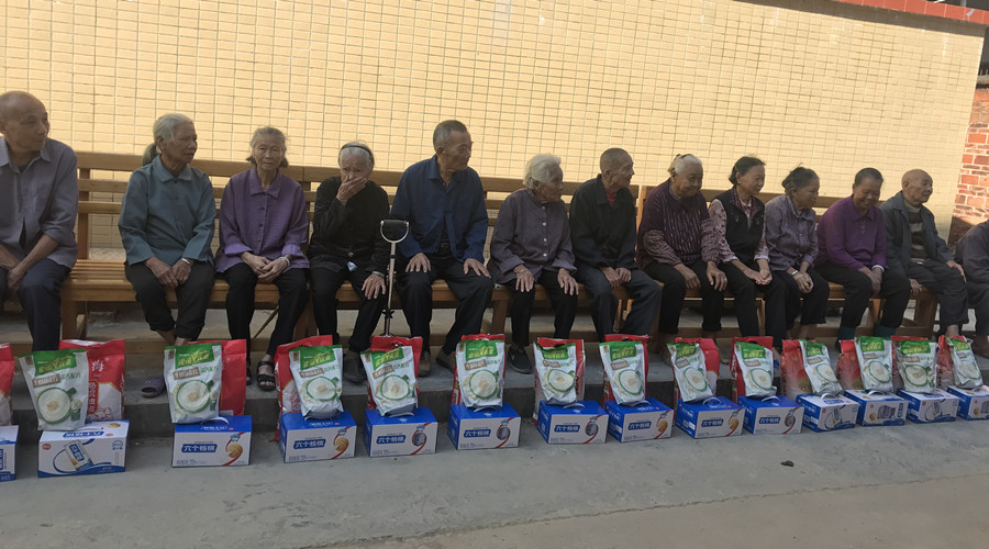 澳恒为老人们送上慰问品 澳恒为老人们送上慰问品