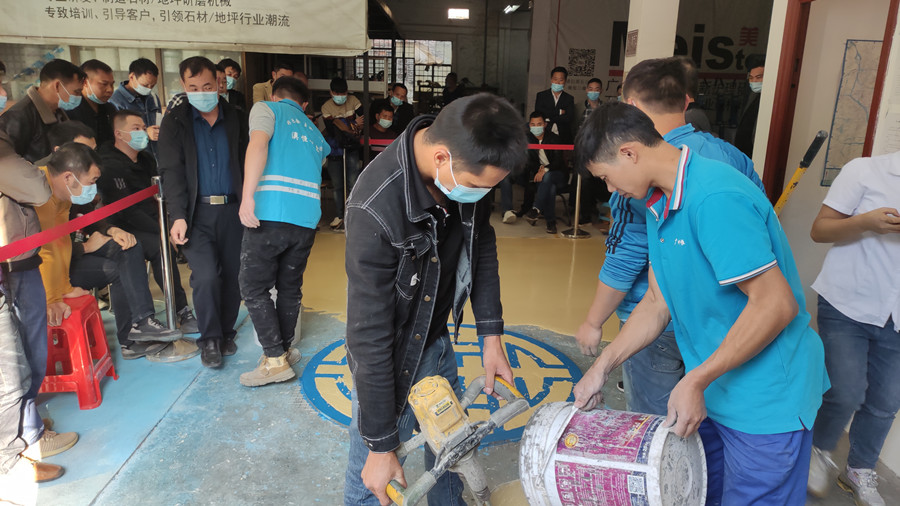 学员动手搅拌砂浆