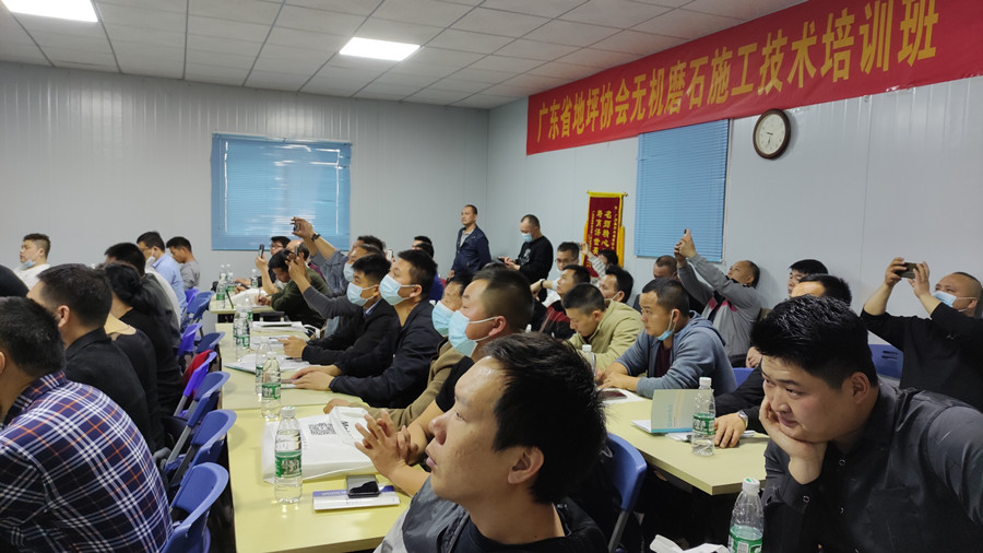 学员认真听讲、做笔记