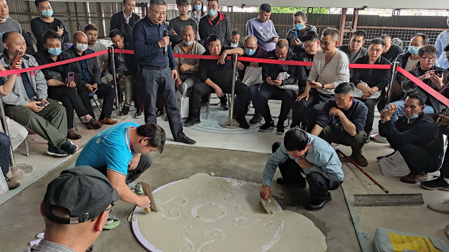 学员实操练习无机磨石摊铺