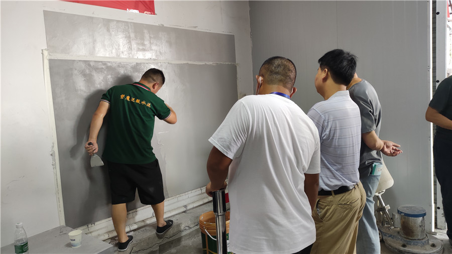 工作人员示范微水泥批刮操作要点