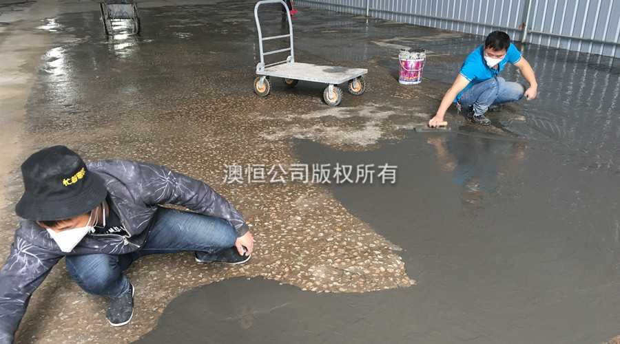 无明水后，批刮910快速修补自流平水泥