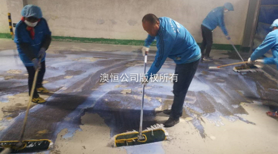 在旧地面上涂刷澳恒高效界面剂 在旧地面上涂刷澳恒高效界面剂