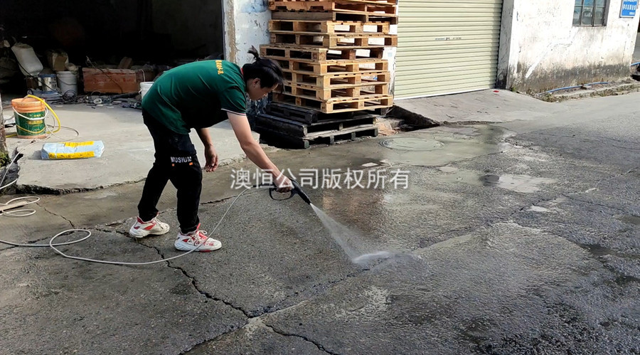 用高压水枪冲洗破旧地面 用高压水枪冲洗破旧地面