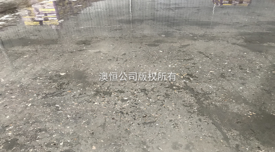 用AP-910 快速修补自流平水泥和密封固化剂翻新后的地面 用AP-910 快速修补自流平水泥和密封固化剂翻新后的地面