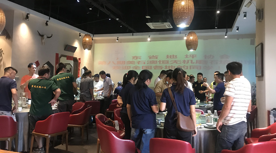 学员聚餐，相互讨论交流