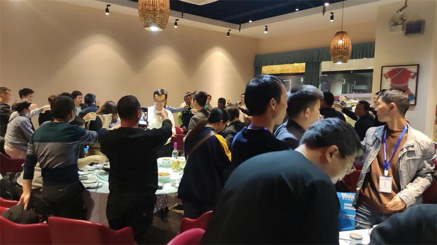 学员聚餐，相互讨论交流