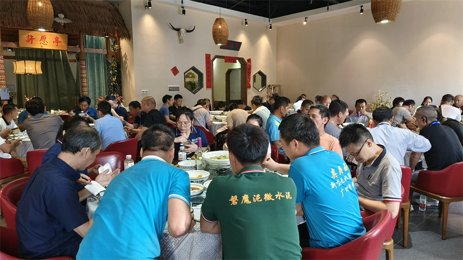 学员聚餐，相互讨论交流