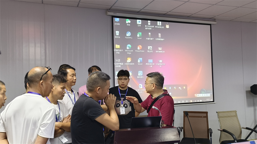 学员与老师交流互动 学员与老师交流互动