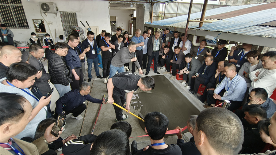 无机磨石摊铺现场