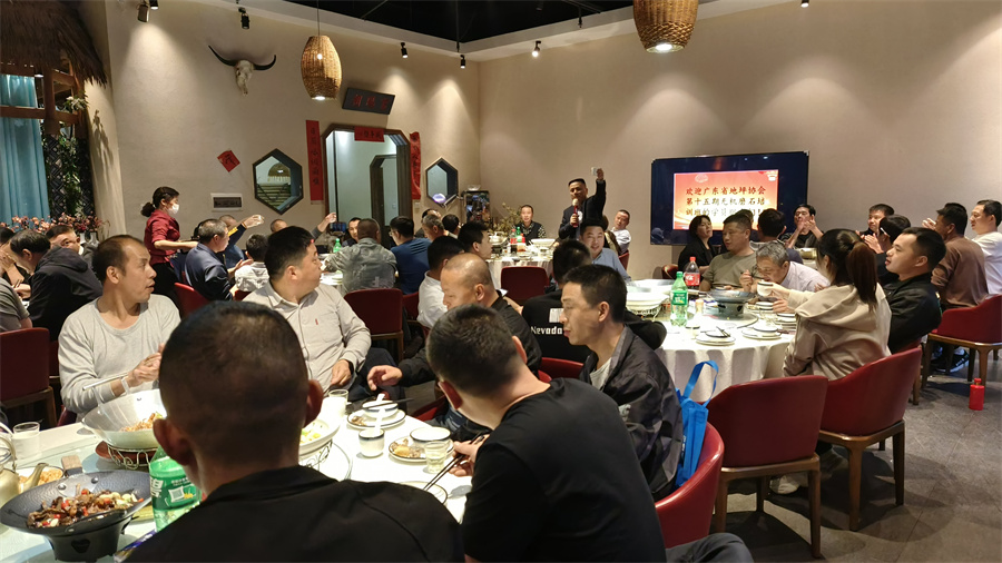 学员聚餐，相互讨论交流