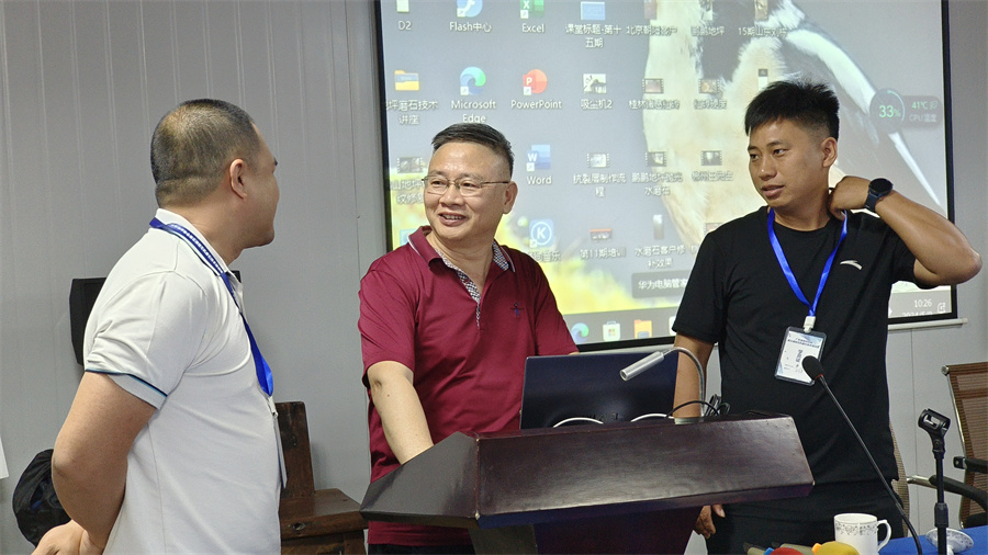 老师、学员相互交流